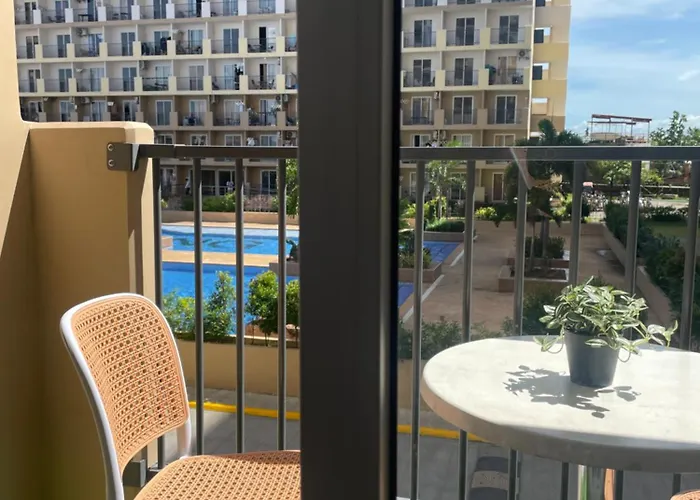 Near Airport, Cclex Pool View Balcony Gjestgiverier 3*